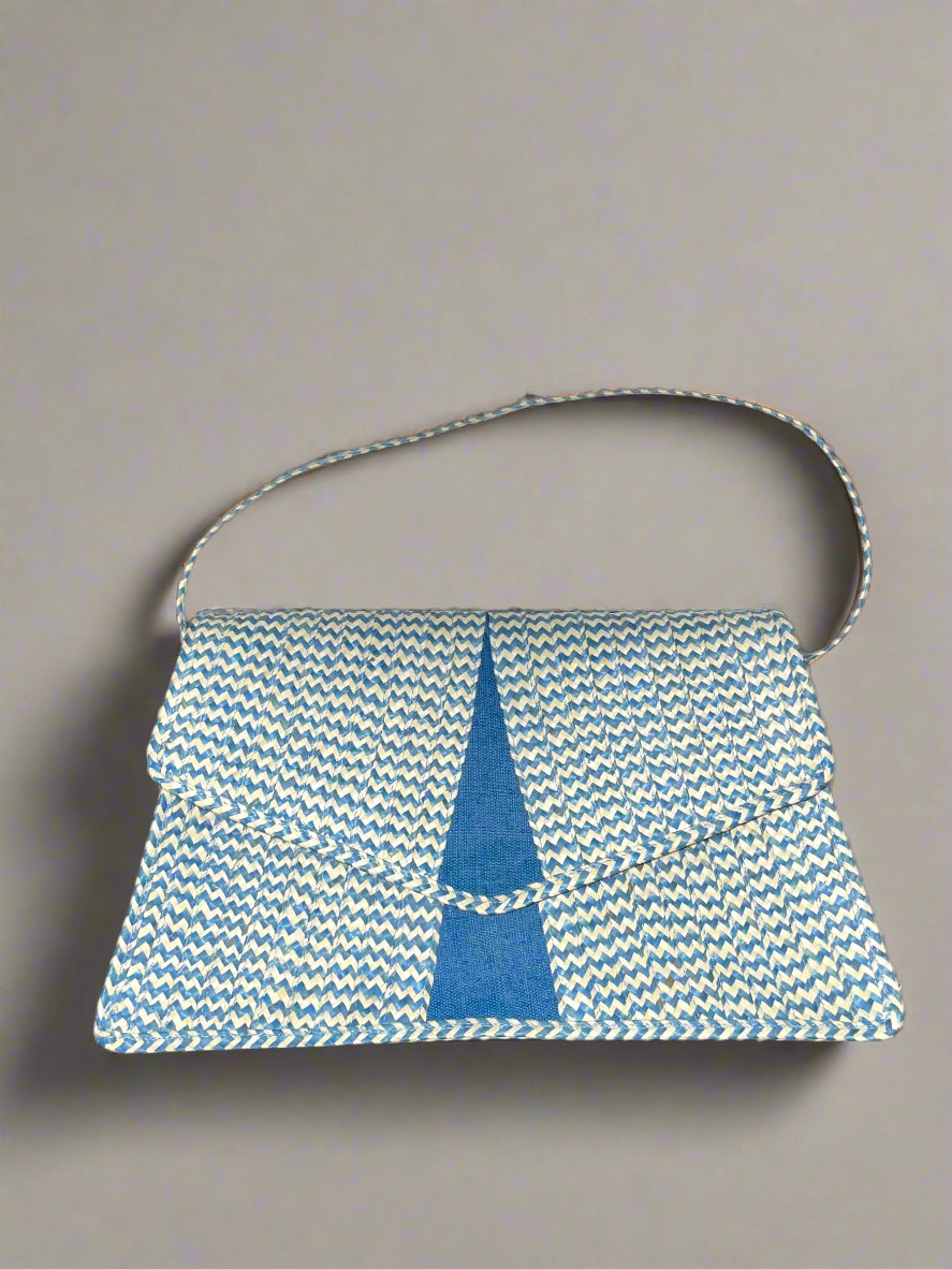 Petit sac à main bleu en fibre d'osier