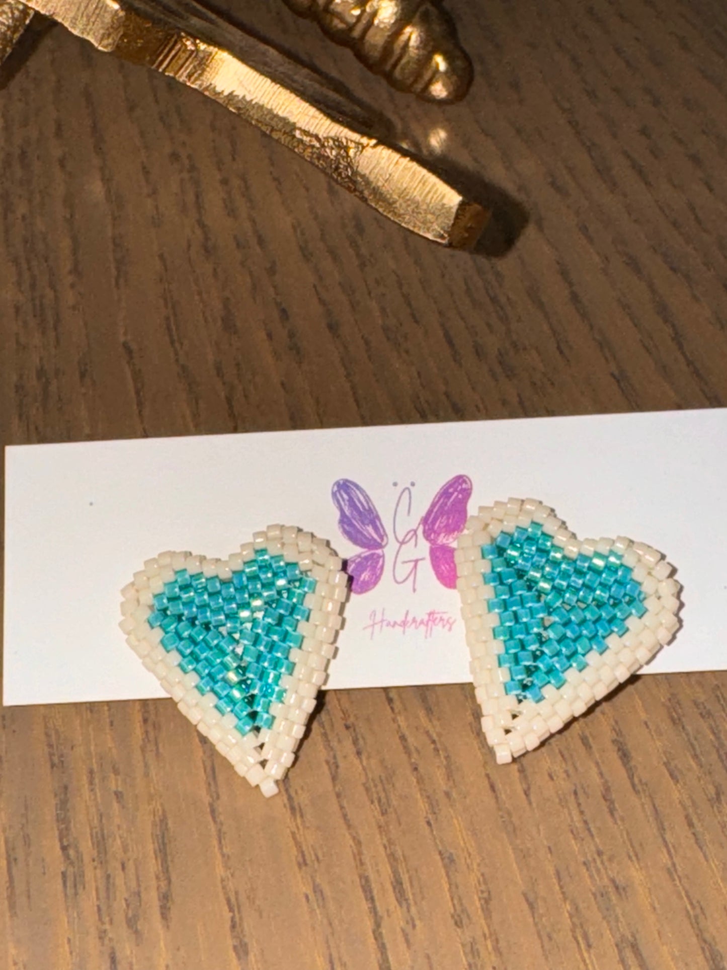 heart earrings, stud style, handmade jewelry, miyuki technique, block beads, withe and light blue earrings, made in Colombia, available in Montreal.