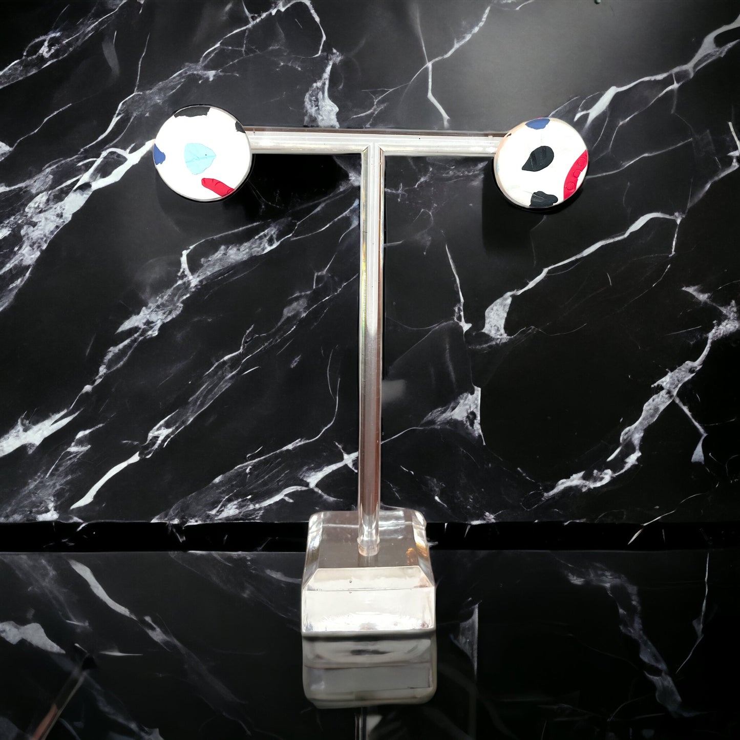 Blanc avec boucles d’oreilles en argile tachetée multicolore