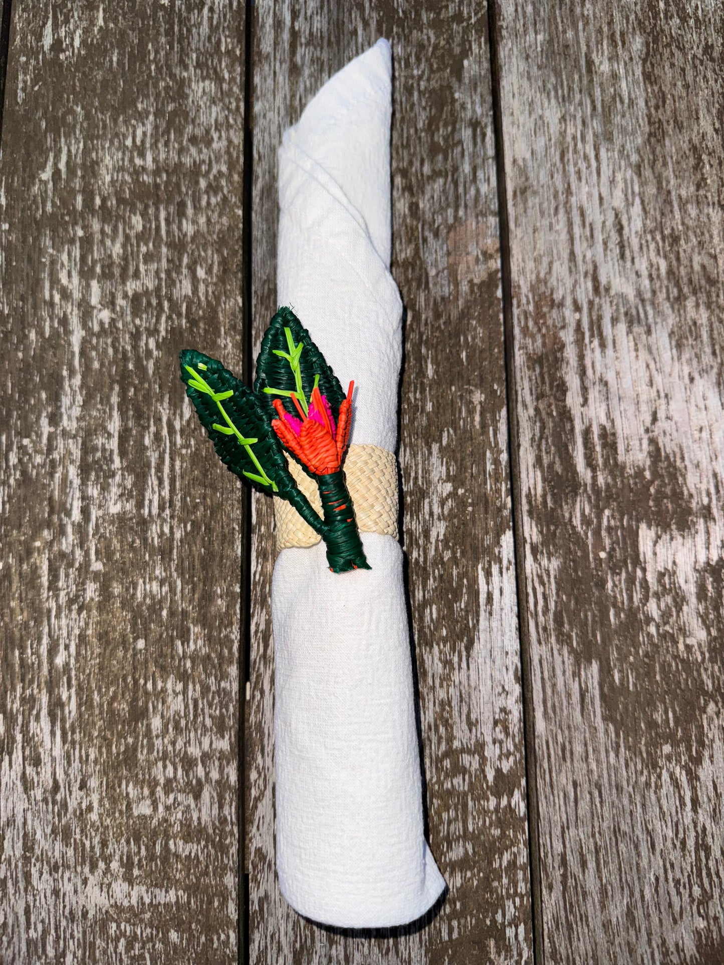 wicked material, hand woven napkin rings, bouquet napkin rings, made in Colombia, fruit napkin ring, table decoration, home decoration, flower decoration, table set decoration