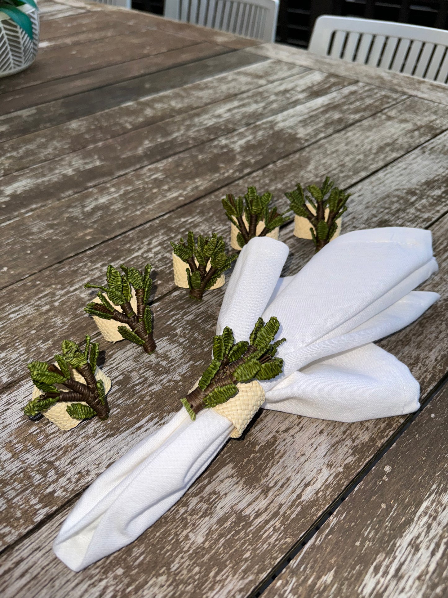 wicked material, hand woven napkin rings, bouquet napkin rings, made in Colombia, green napkin ring, table decoration, home decoration, tree decoration, table set decoration
