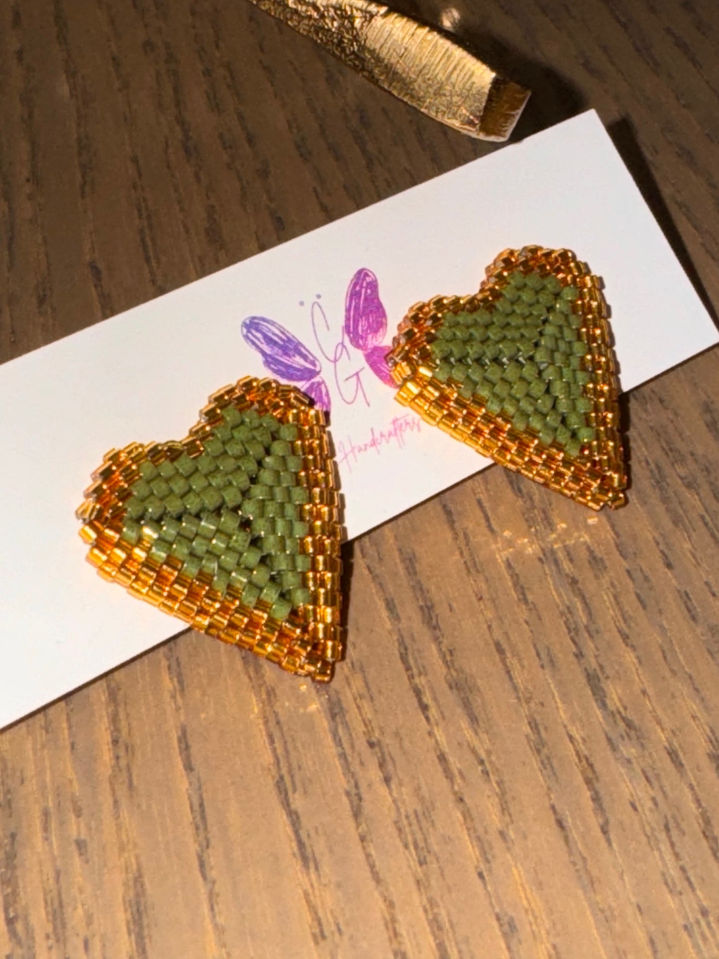 heart earrings, stud style, handmade jewelry, miyuki technique, block beads, green and gold earrings, made in Colombia, available in Montreal.