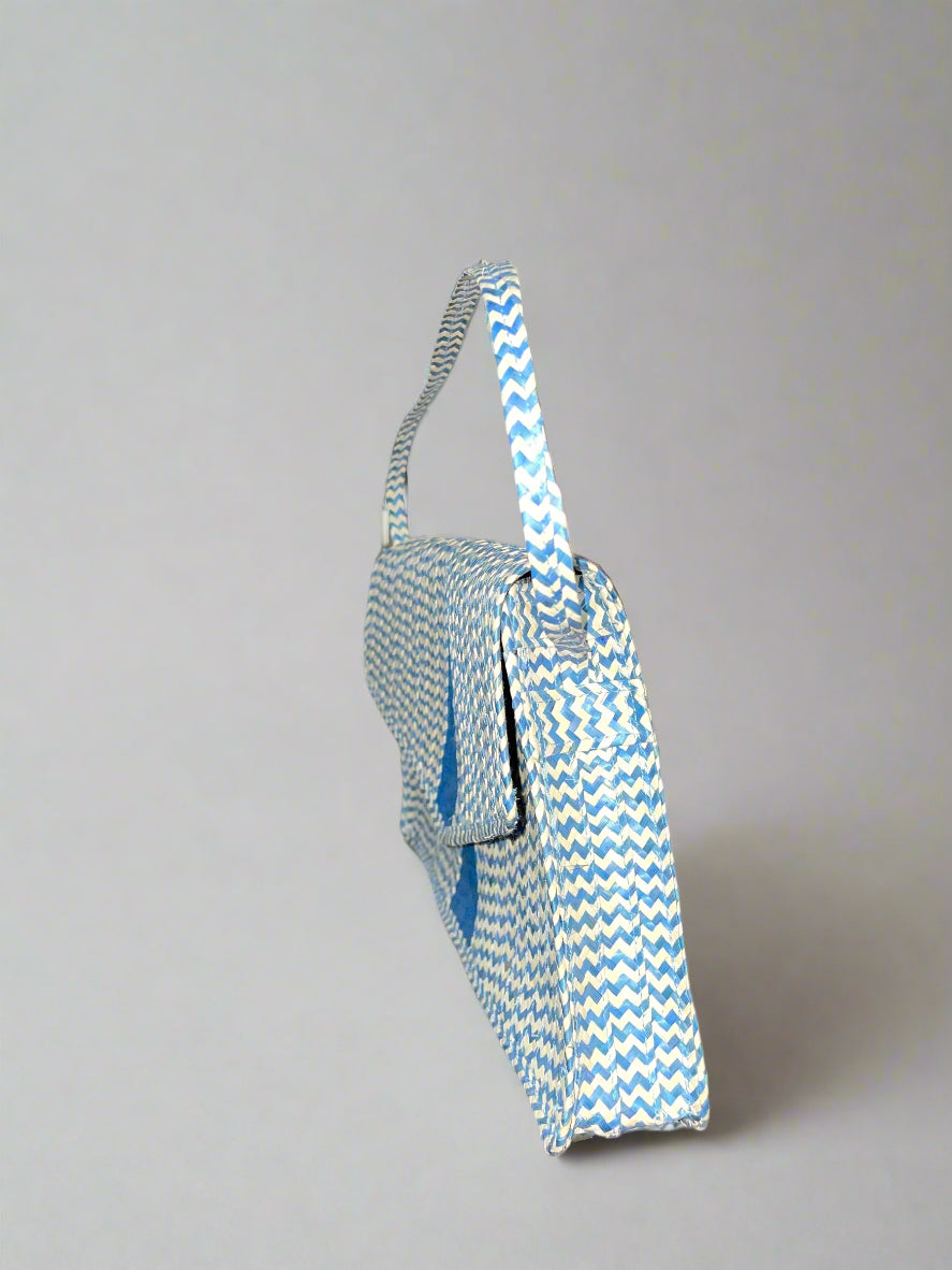 Petit sac à main bleu en fibre d'osier