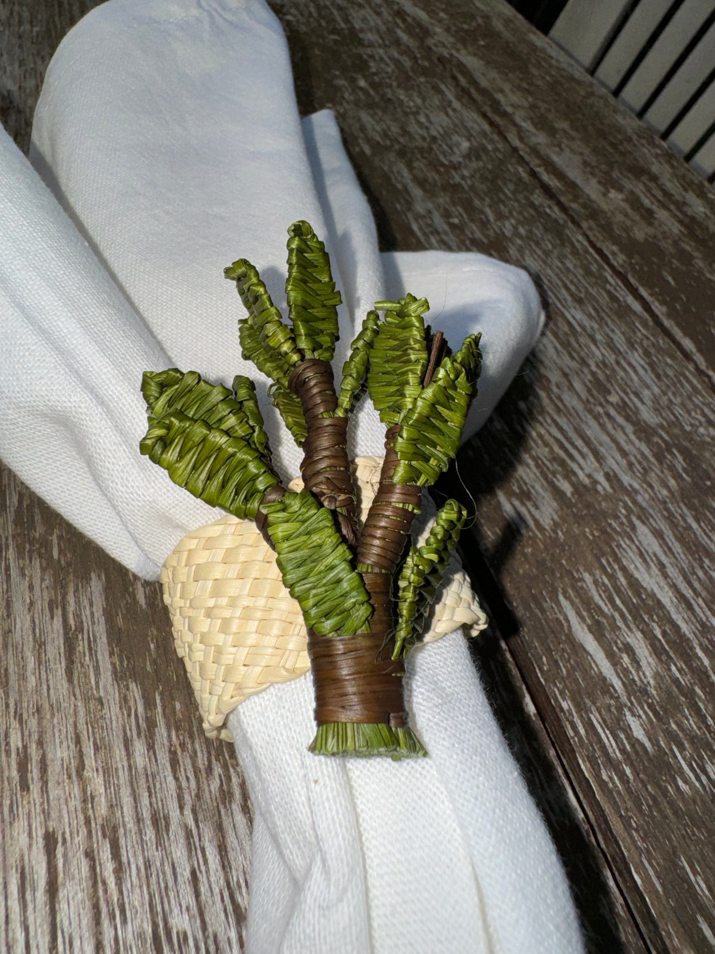 iraca palm home decor, iraca palm table decor, wicked material, hand woven napkin rings, bouquet napkin rings, made in Colombia, green napkin ring, table decoration, home decoration, tree decoration, table set decoration