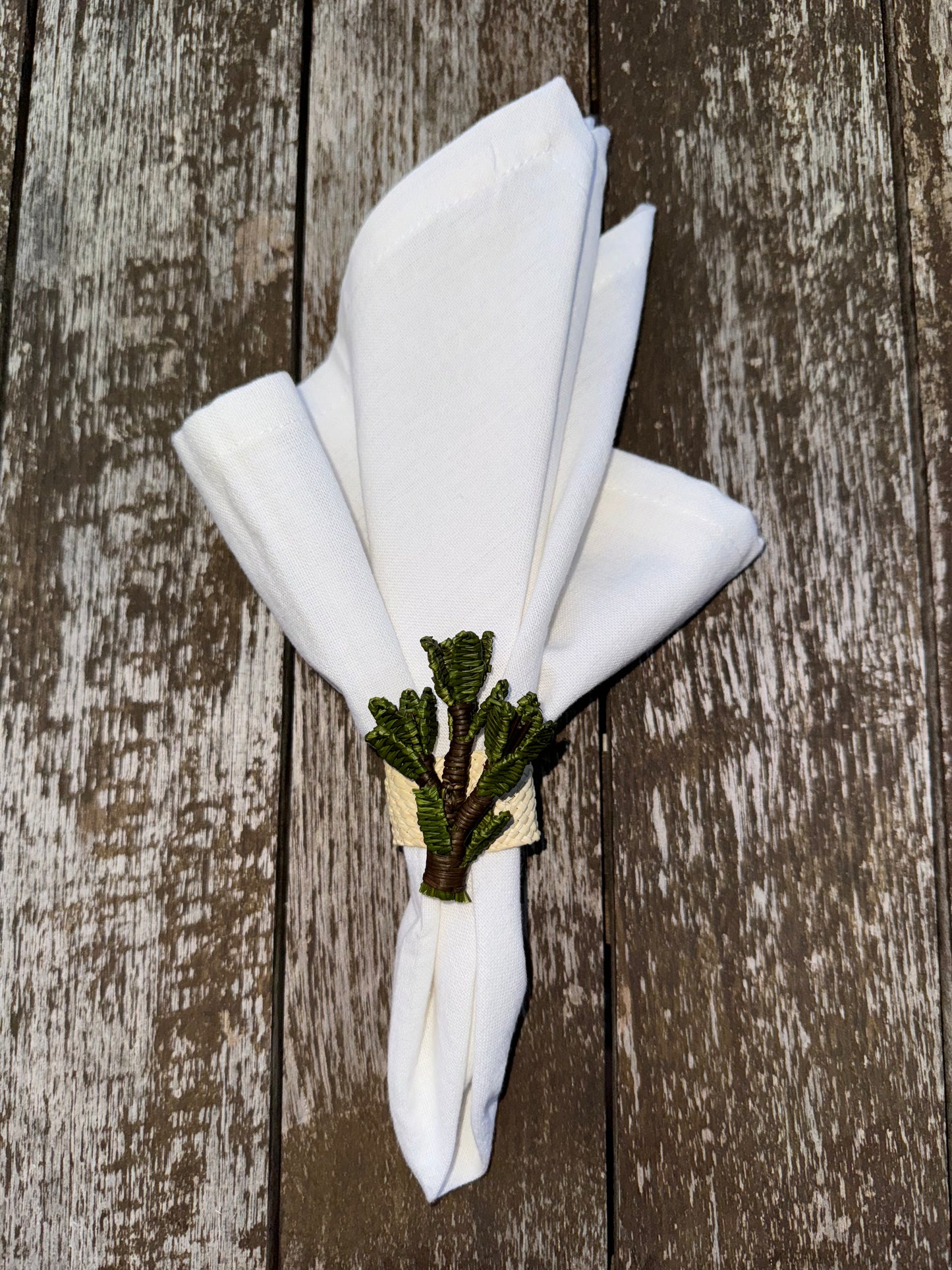 iraca palm home decor, wicked material, hand woven napkin rings, bouquet napkin rings, made in Colombia, green napkin ring, table decoration, home decoration, tree decoration, table set decoration