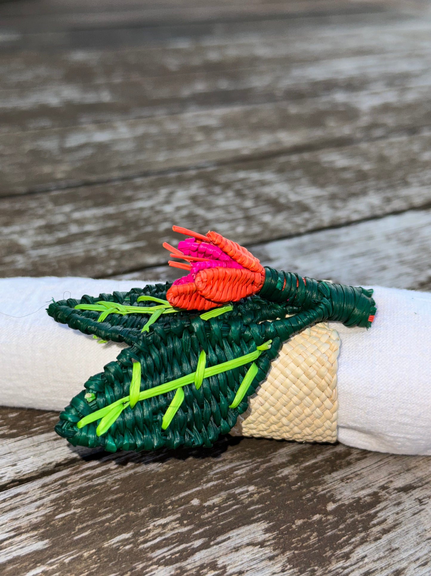 wicked material, hand woven napkin rings, bouquet napkin rings, made in Colombia, fruit napkin ring, table decoration, home decoration, flower decoration, table set decoration