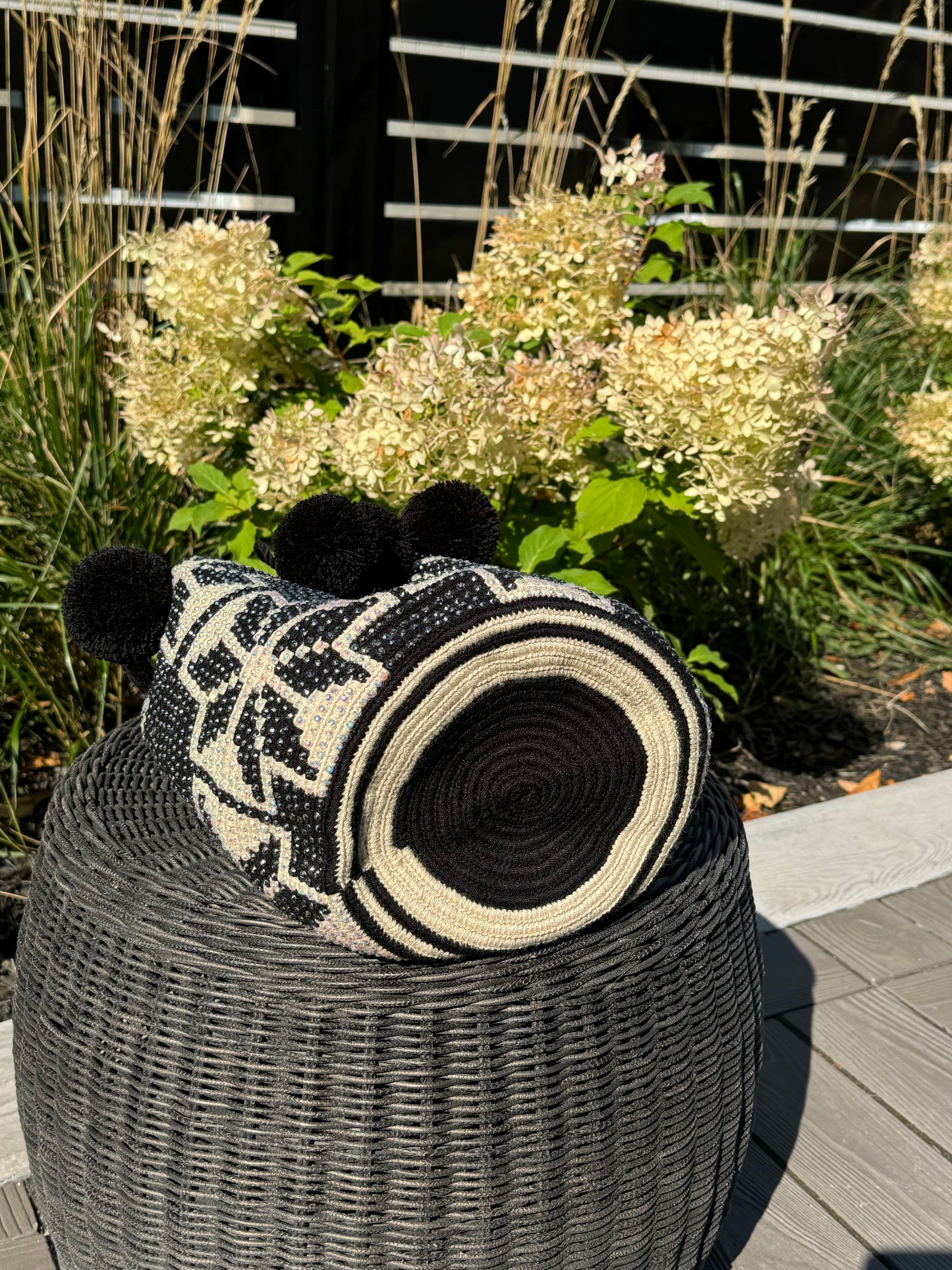 original mochila wayuu, handmade bag, hand knitted bag, black and beige bag, montreal, fashion montreal