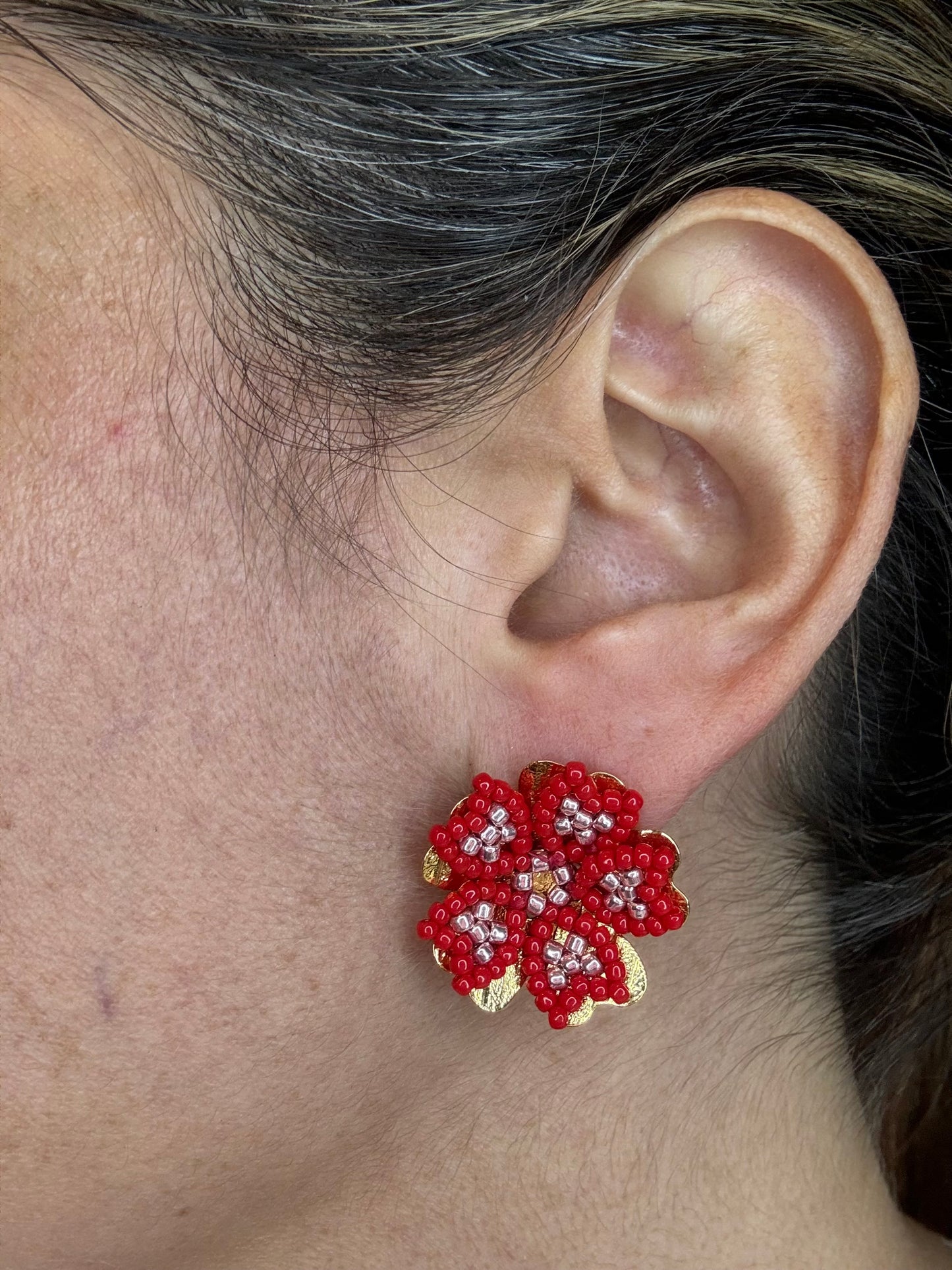 beaded earrings, flower earrings, stud style earrings, made un Colombia