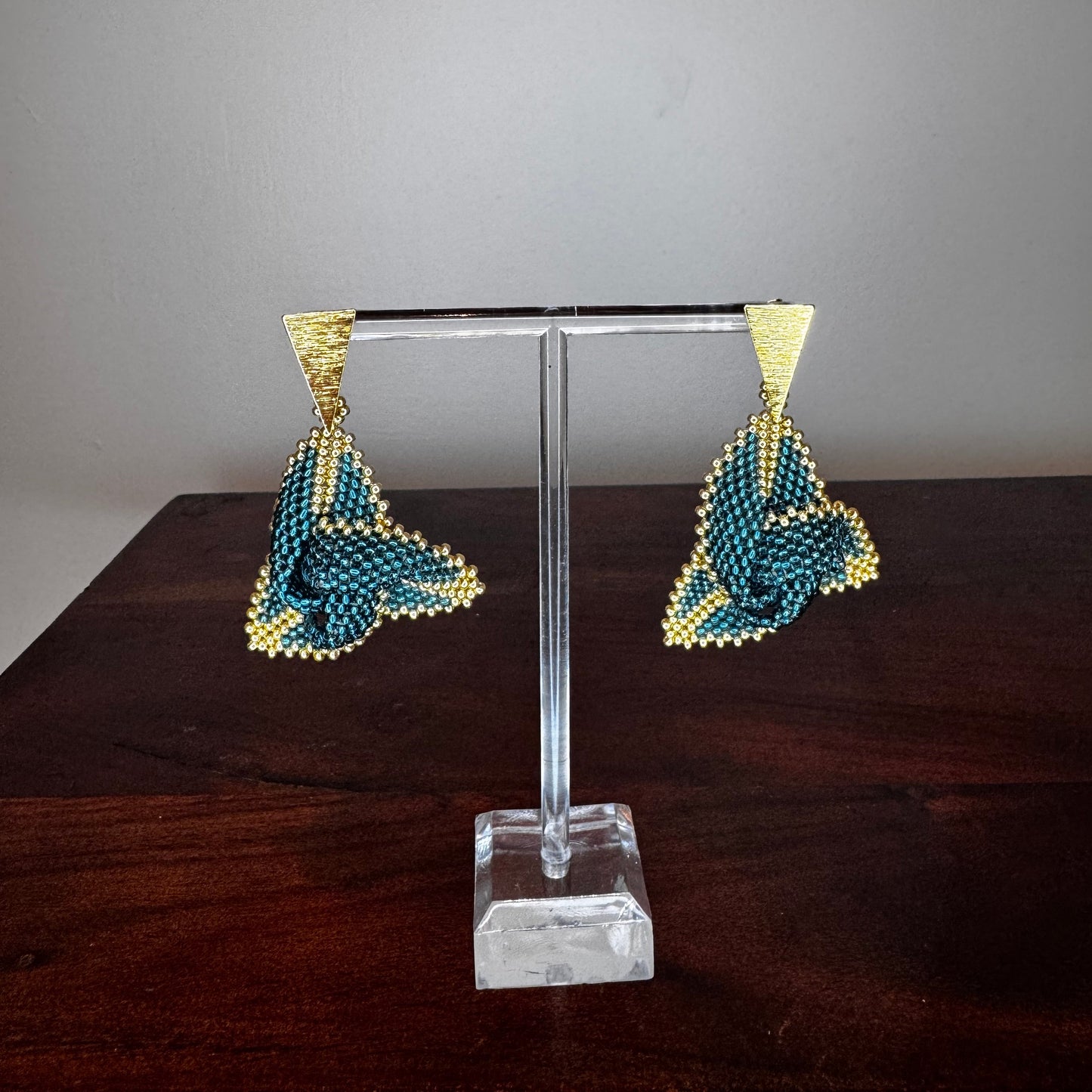 handmade jewelry, handmade earrings, beaded work, made in Colombia, lightweight earrings