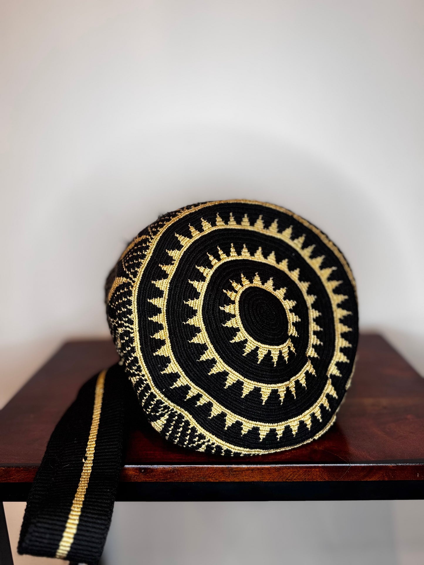 wayuu bag, mochila wayuu, handmade bag, organic cotton, black and gold bag