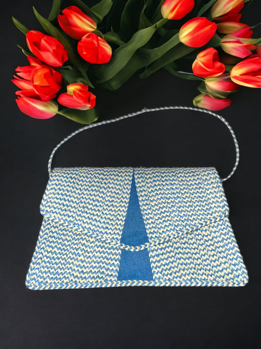 Petit sac à main bleu en fibre d'osier