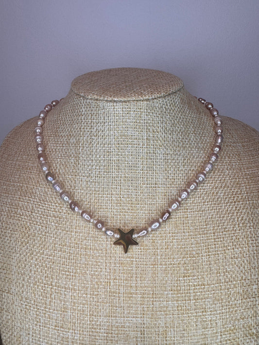 freshwater pearl necklace, pearl necklace, delicate jewelry, everyday wear, star pendant, handmade jewelry, made in Colombia, Montreal jewelry