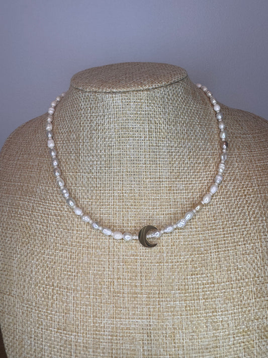 freshwater pearl necklace, pearl necklace, delicate jewelry, everyday wear, moon pendant, handmade jewelry, made in Colombia, Montreal jewelry