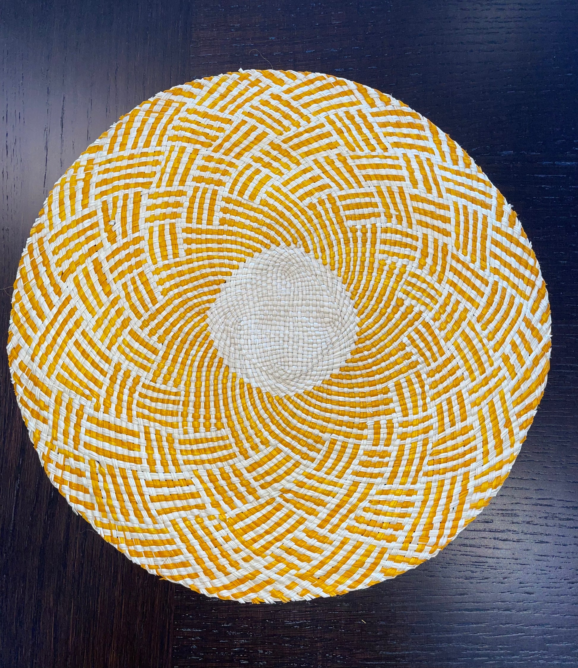 round placemat, iraca palm placemat, handwoven, table set, table decoration, home decor, wicket table decoration, wicker placemat, wicker material