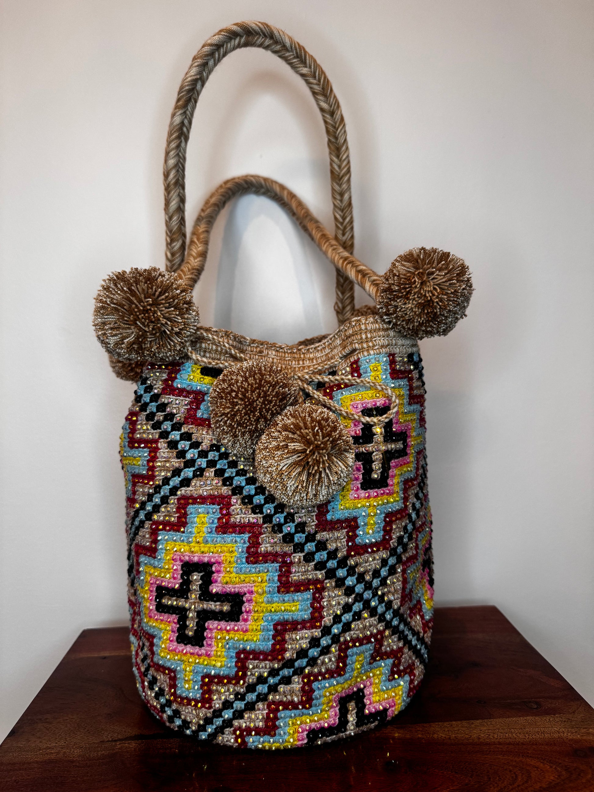 wayuu bag, tote bag, handmade bag, wayuu mochila, made in Colombia, crystals bag