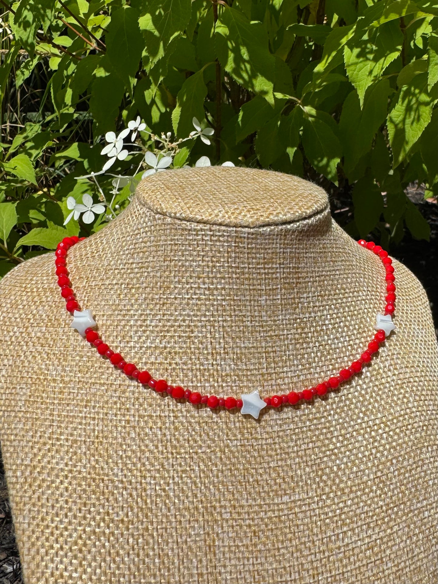 Collier en cristaux rouges avec étoile en nacre