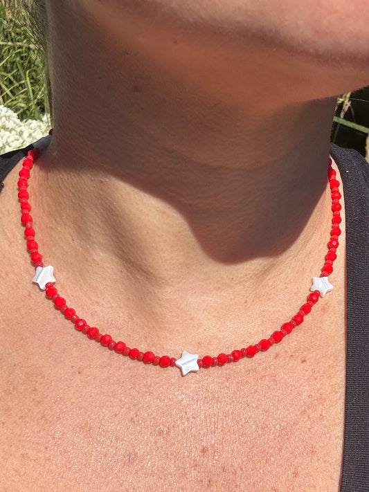 Collier en cristaux rouges avec étoile en nacre
