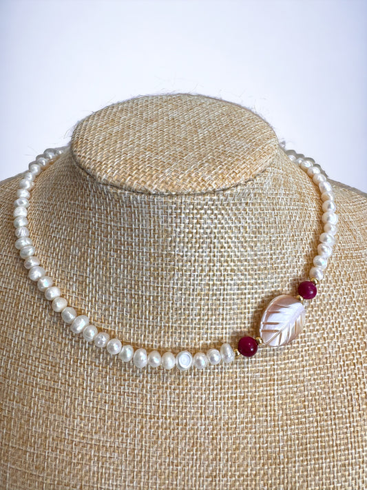 freshwater pearl necklace, pearl necklace, nacre leave, nacre accessories, red eye tiger gemstone, delicate jewelry, everyday wear, star pendant, handmade jewelry, made in Colombia, Montreal jewelry