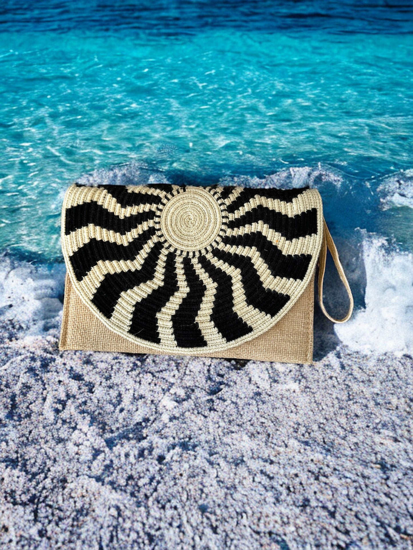 jute and Wayuu clutch, boho clutch, handmade clutch, Wayuu clutch, summer clutch, colourful clutch, chic style, handmade chic, dressy clutch, casual clutch, unique clutch