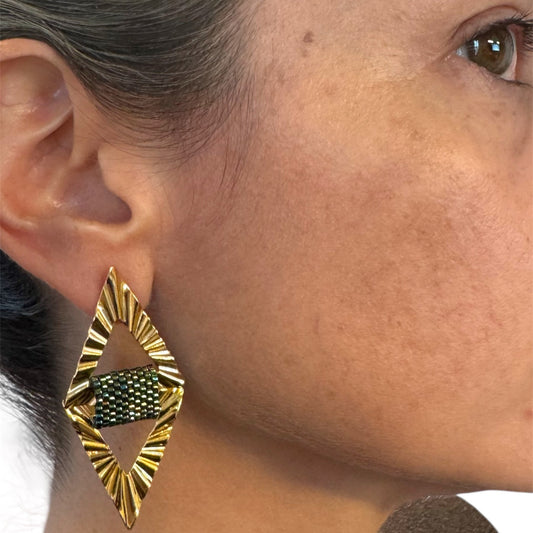 Gold and emerald green geometric earring 