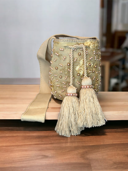 mochila wayuu, mochila decorated, mochila pearls, small size mochila, colombian mochila, made in Colombia, mochila montreal, fashion, Montreal fashion, slow fashion 