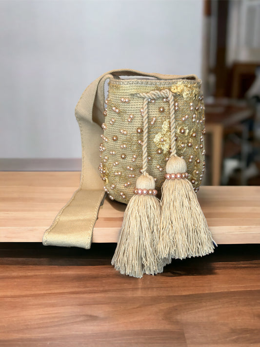 mochila wayuu, mochila decorated, mochila pearls, small size mochila, colombian mochila, made in Colombia, mochila montreal, fashion, Montreal fashion, slow fashion 