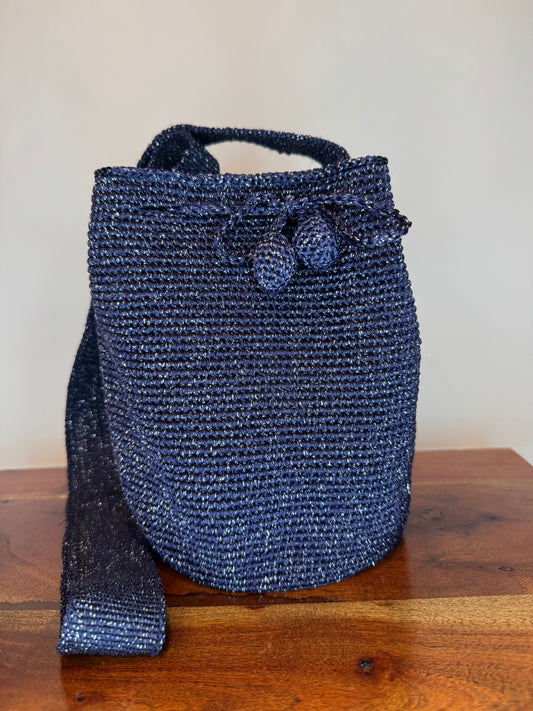 Wayuu bag from Colombia available in Montreal, 100% handmade displaying metallic touches 
