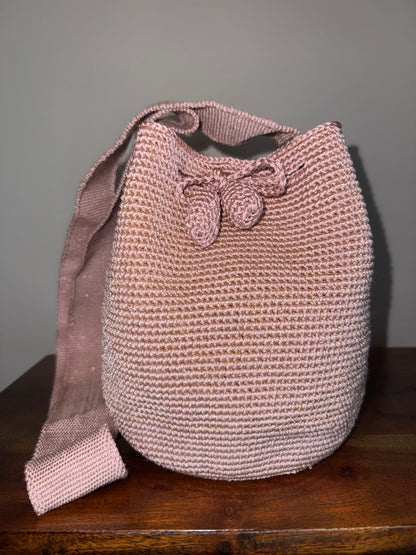 Wayuu bag from Colombia available in Montreal, 100% handmade displaying metallic touches 