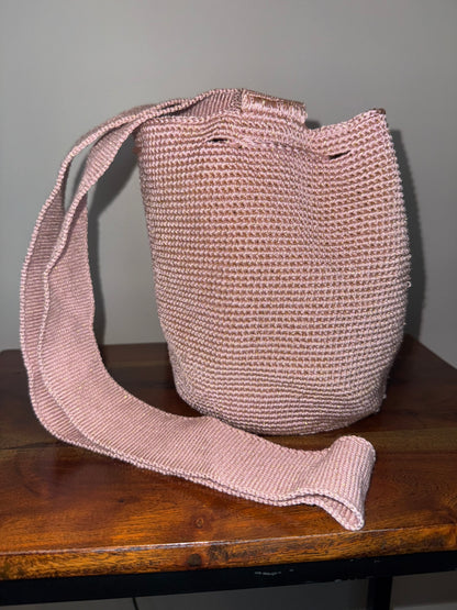 Wayuu bag from Colombia available in Montreal, 100% handmade displaying metallic touches 