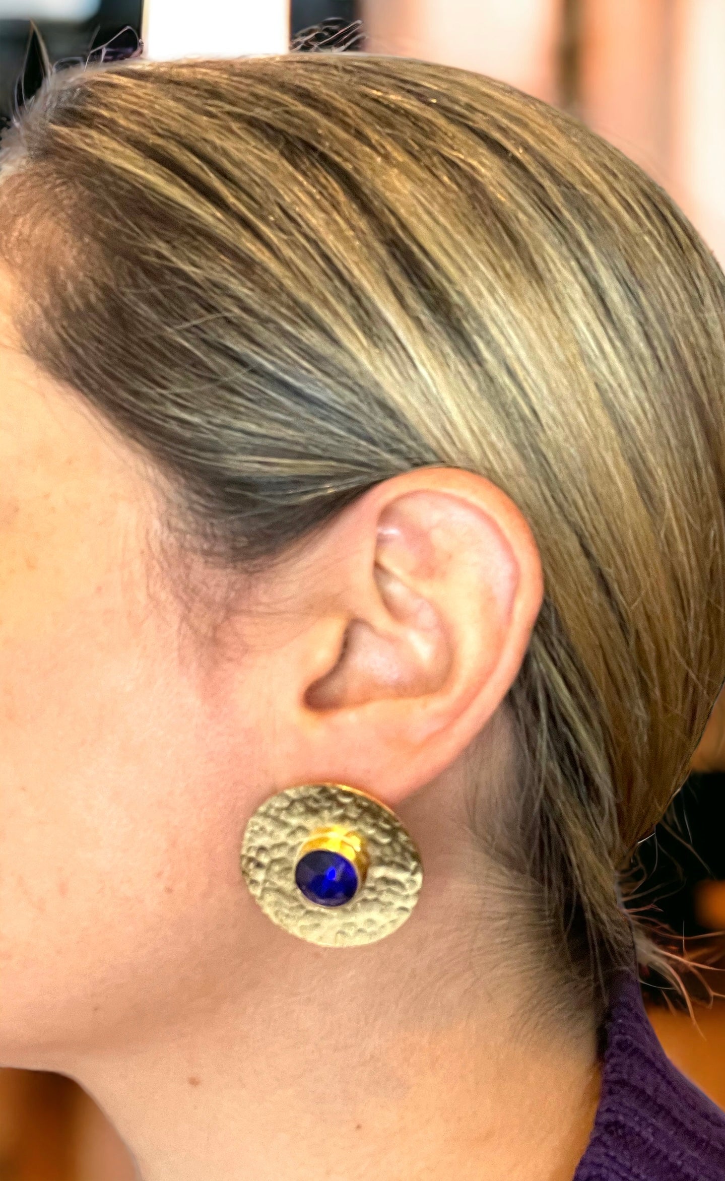 Colombian_handcrafted_rounded_earrings_plated_in_gold_light_weight_with_a_bright_dark_blue_natural_crystal_in_the_center
