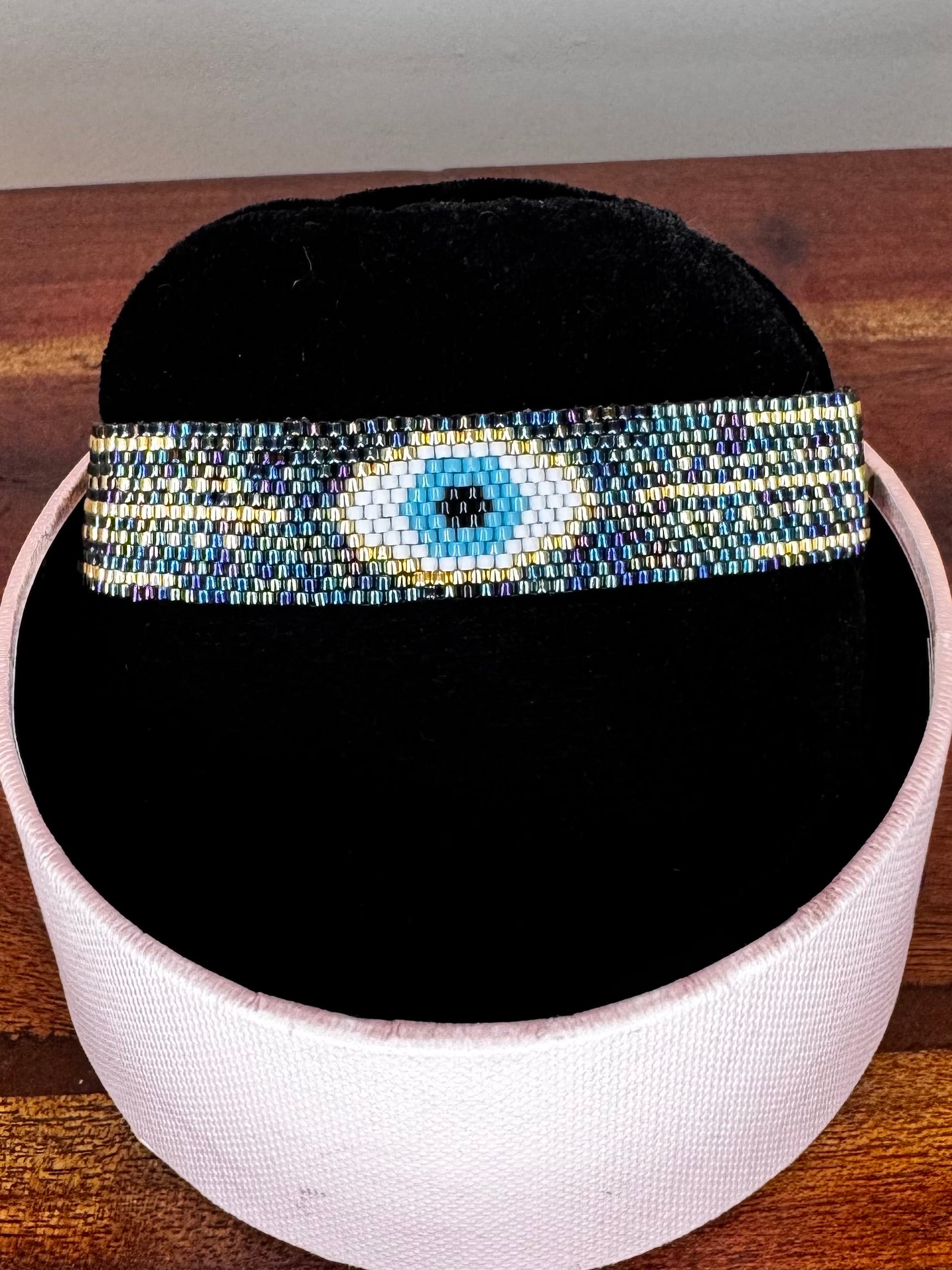 Beaded bracelet with eye design 