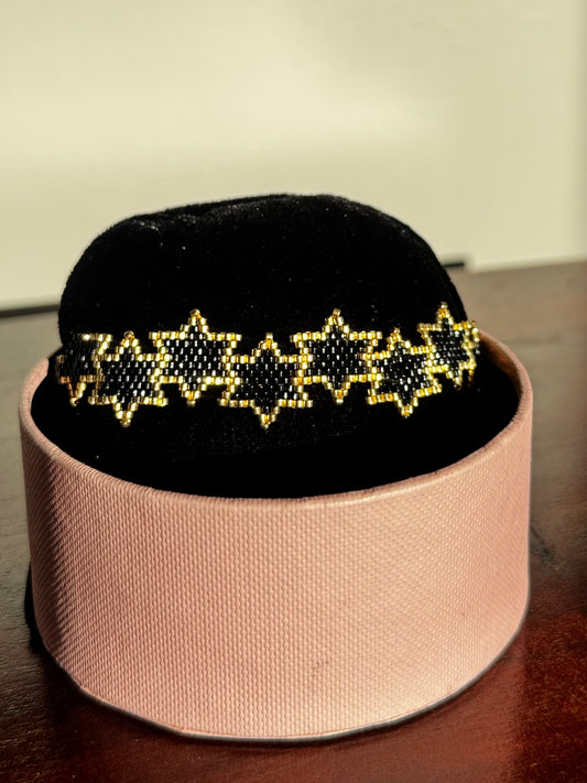 Bracelet with star patterns 