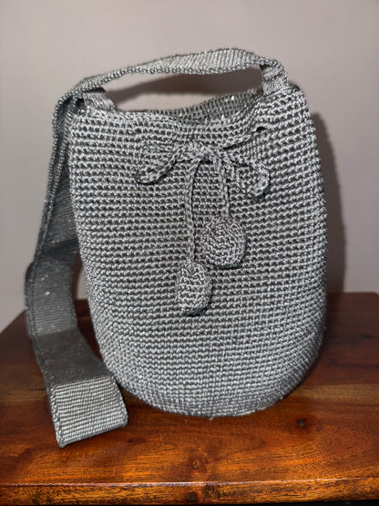 Wayuu bag from Colombia available in Montreal, 100% handmade displaying metallic touches 
